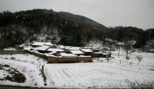 Mapa-Jižní Čolla-Korae-South_Jeolla_province-Snow_in_a_hanok_village-01.jpg